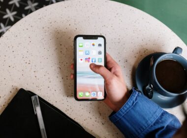 Person holding iPhone 7 at a coffeeshop