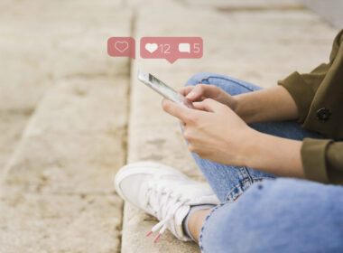 Woman sitting cross legged with smart phone looking at social media Image by Freepik
